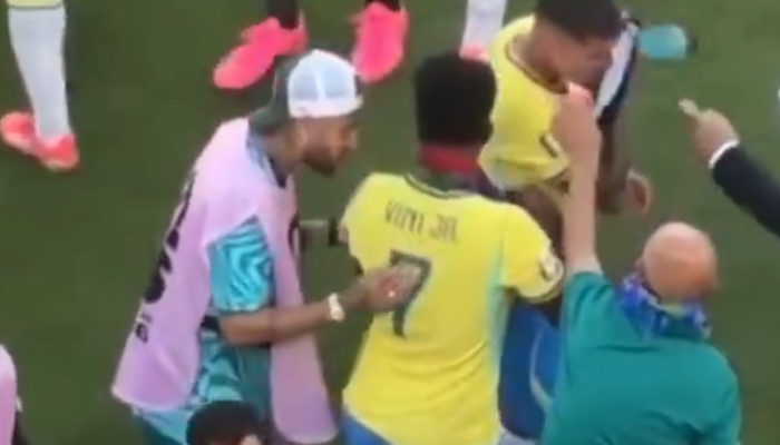 Neymar orienta colegas durante jogo do Brasil contra Marrocos