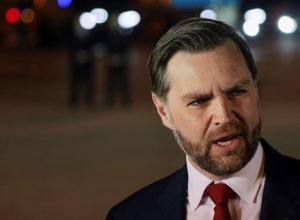 Vice dos EUA chega à Suíça para negociações cruciais com o Irã