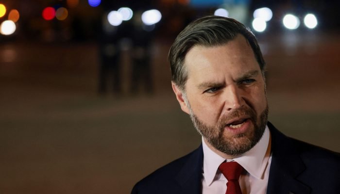 Vice dos EUA chega à Suíça para negociações cruciais com o Irã