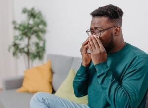 Como diferenciar gripe de resfriado e proteger sua saúde