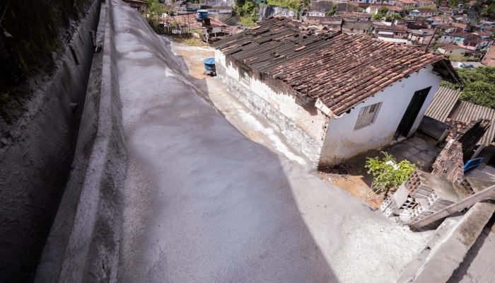 Recife conclui instalação de geomanta para proteção de encostas
