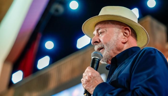 Lula intensifica pré-campanha com visitas e anúncios diários