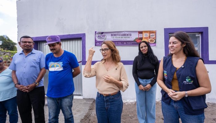 Deputada inaugura unidade de frutas e entrega caminhão em Queimada de Jurema