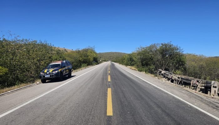 Acidente na Br-116: carreta tomba em Salgueiro
