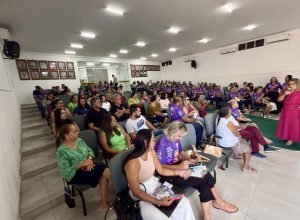 Aposentados recebem orientação financeira em campanha municipal