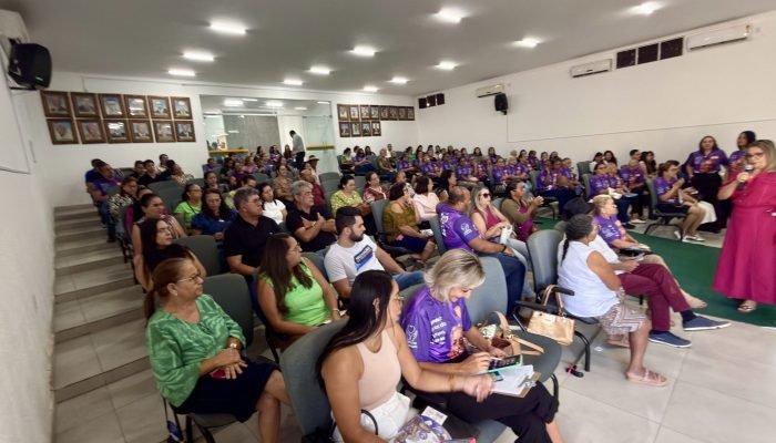 Aposentados recebem orientação financeira em campanha municipal