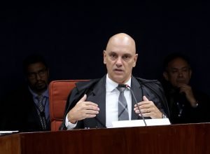 Moraes questiona posse de arma por Bolsonaro durante prisão domiciliar