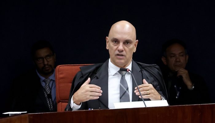 Moraes questiona posse de arma por Bolsonaro durante prisão domiciliar