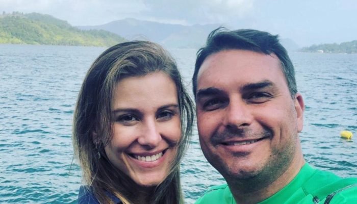 Esposa de Flávio Bolsonaro defende marido após atrito com Michelle