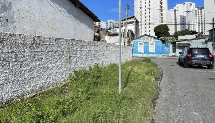 Calçada nas Graças enfrenta abandono e matagal