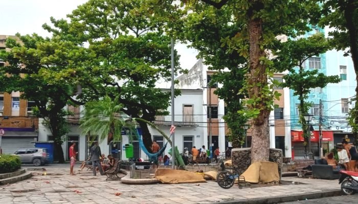 Abandono da Praça Maciel Pinheiro preocupa moradores do Recife