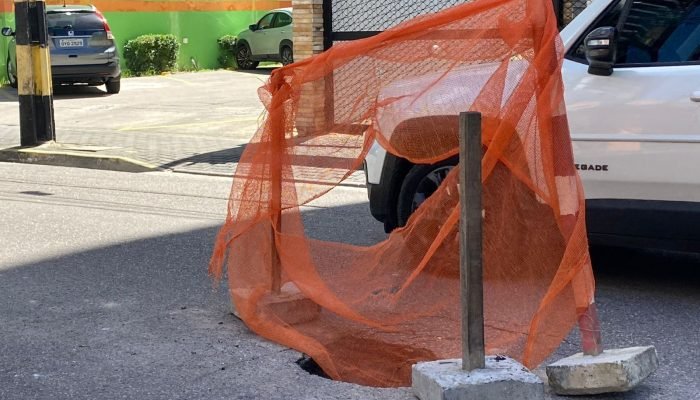 Cratera no Recife ameaça segurança e complica trânsito
