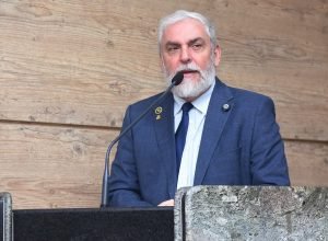 Flávio Bolsonaro apoia candidatura de vereador de Caruaru ao Senado