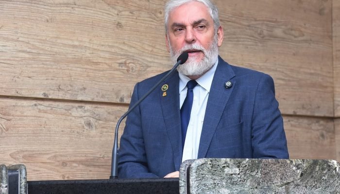 Flávio Bolsonaro apoia candidatura de vereador de Caruaru ao Senado