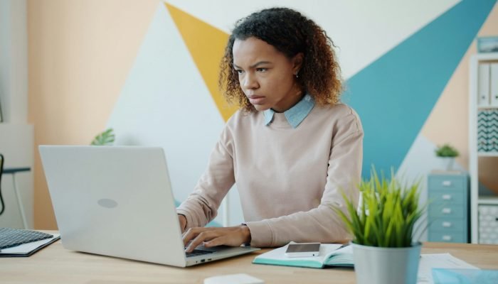Brasileiros dedicam mais de 50 anos da vida à internet, revela estudo