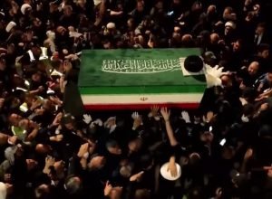 Corpo de Ali Khamenei é recebido no Iraque com honras oficiais