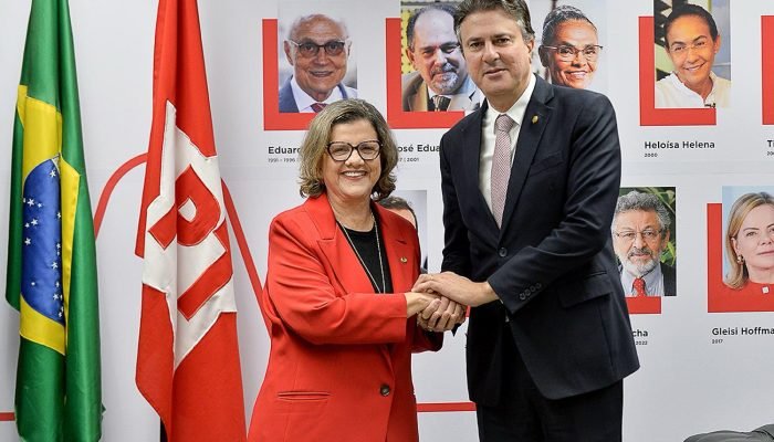 Camilo Santana assume liderança do PT no Senado após mudança de comando