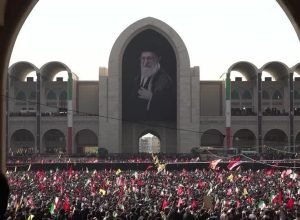 Funeral de Khamenei termina com incertezas sobre novo líder do Irã