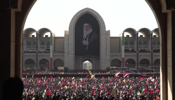 Funeral de Khamenei termina com incertezas sobre novo líder do Irã