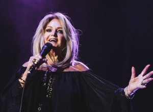 Rod Stewart homenageia Bonnie Tyler após sua morte aos 75 anos
