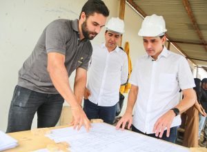 Silvio Costa Filho visita Panelas e inspeciona obras ao lado de lideranças