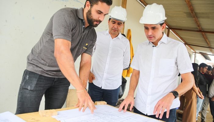 Silvio Costa Filho visita Panelas e inspeciona obras ao lado de lideranças