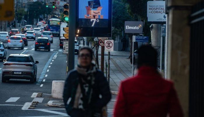 Frente fria traz queda de temperatura e chuva intensa ao Centro-sul do Brasil