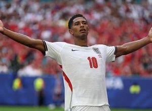 Bellingham brilha na prorrogação e Inglaterra avança na Copa do Mundo