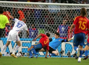 França lidera preferências em duelo contra Espanha