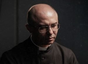 Vaticano excomunga padre de Brasília por cisma com grupo conservador