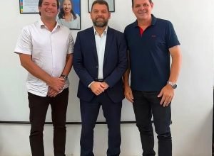 Prefeito de Xexéu busca parcerias para desenvolvimento local em reunião com CEHAB