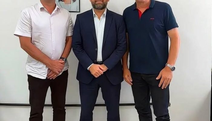 Prefeito de Xexéu busca parcerias para desenvolvimento local em reunião com CEHAB
