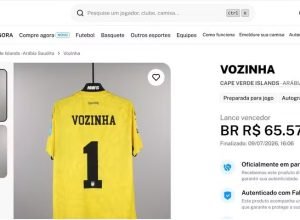 Camisa de Vozinha bate recorde em leilão e supera peças de goleiros renomados