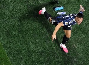 Argentina vira contra Inglaterra com assistência decisiva de Messi