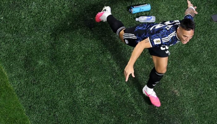 Argentina vira contra Inglaterra com assistência decisiva de Messi