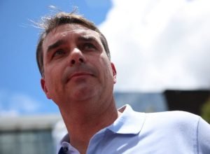 Defesa de Flávio Bolsonaro solicita mais tempo para depoimento sobre caso Lula