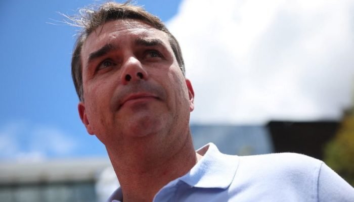 Defesa de Flávio Bolsonaro solicita mais tempo para depoimento sobre caso Lula