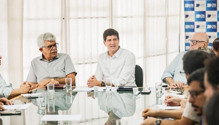 João Campos discute revitalização urbana com líderes do comércio