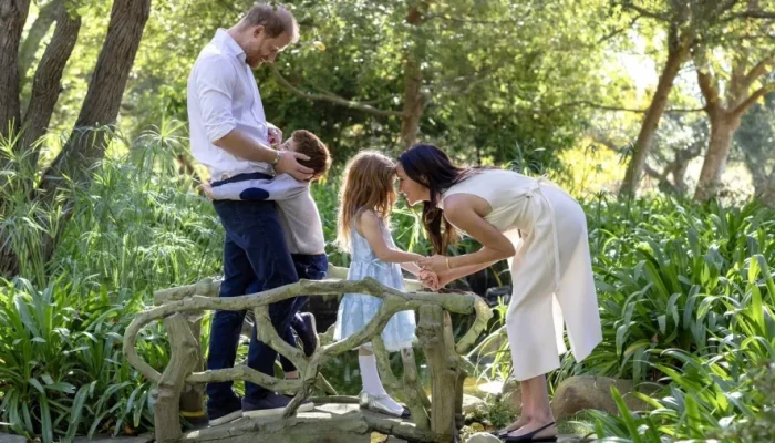 Harry e Meghan consideram retorno ao Reino Unido após reencontro com Charles