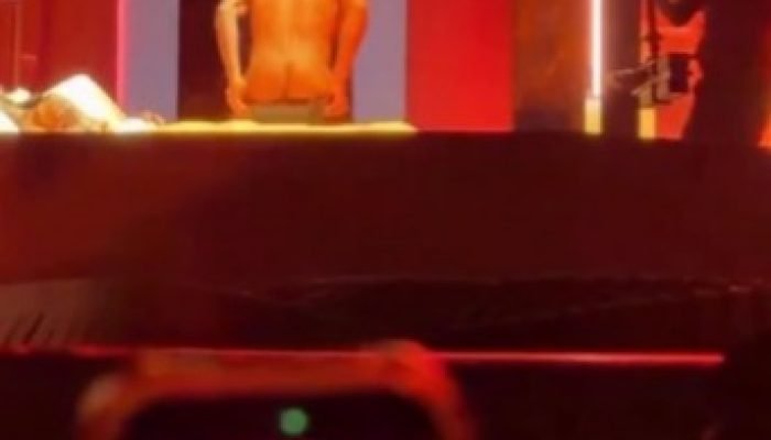 Usher surpreende ao ficar nu em show e gera polêmica nas redes