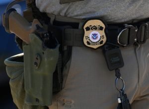 Imigrantes nos EUA elaboram estratégias para proteger filhos de ações do ICE