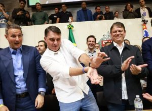 Flávio Bolsonaro adia escolha de vice para após convenção do PL