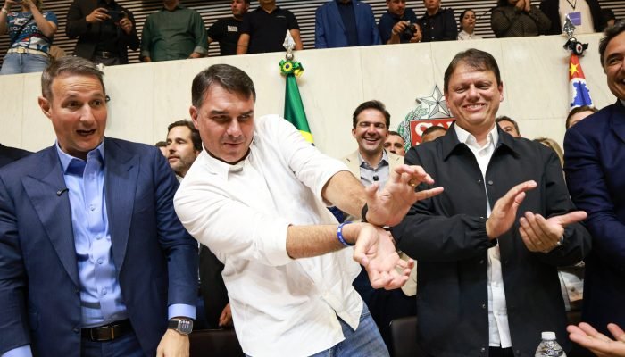 Flávio Bolsonaro adia escolha de vice para após convenção do PL
