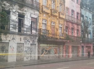 Prédios em ruínas no Recife ameaçam segurança de pedestres