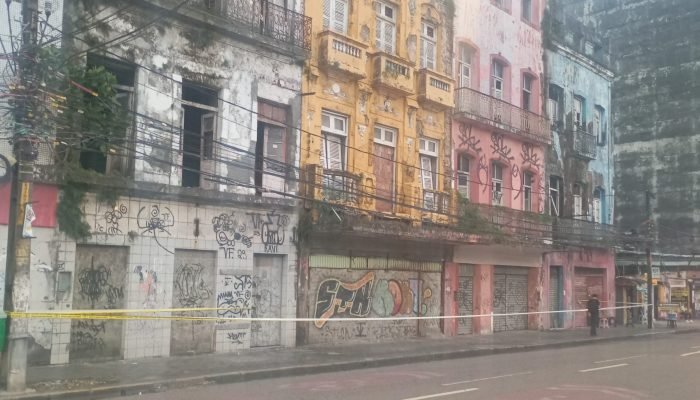 Prédios em ruínas no Recife ameaçam segurança de pedestres