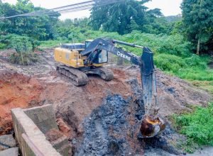 Paulista inicia obras para recuperar drenagem sob ponte