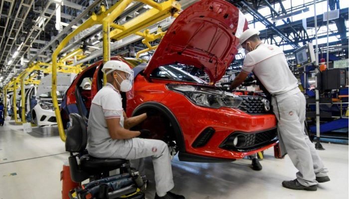 Stellantis anuncia 2 mil novos empregos no Brasil em 2023