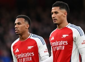 Lesão afasta zagueiro do Arsenal por tempo indeterminado