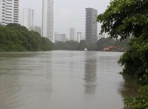 Chuvas intensas causam alagamentos e alerta em rios no Grande Recife