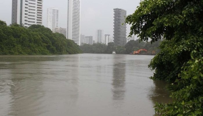 Chuvas intensas causam alagamentos e alerta em rios no Grande Recife